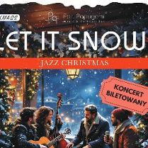 Grupa czterech osób siedzi przy choince, jedna osoba gra na gitarze, druga śpiewa, pozostałe słuchają. Za oknem widać śnieg i zimowy krajobraz.