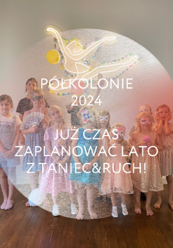 Grupa dzieci stoi z opiekunką na tle jasnej ściany. Przed nimi nałożony napis półkolonie letnie 2024.