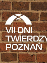 Tło: mur z cegieł w kolorze brąz, na srodku biały napis