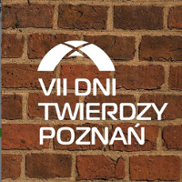 Tło: mur z cegieł w kolorze brąz, na srodku biały napis