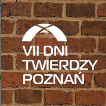 Tło: mur z cegieł w kolorze brąz, na srodku biały napis