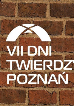 Tło: mur z cegieł w kolorze brąz, na srodku biały napis