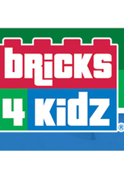 Logo: białe napisy na czerwonym, zielonym i niebieskim klocku. Klocek na zielonym, jasnym zielonym i niebieskim tle..