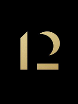 Na czarnym tle logo lokalu Twelve Coctails.