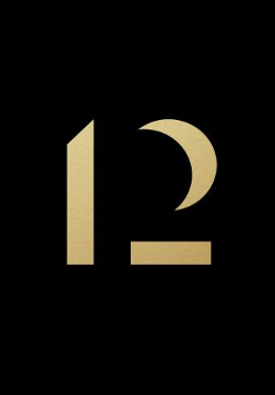 Na czarnym tle logo lokalu Twelve Coctails.