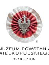 Na zdjęciu widać rozetę powstańczą oraz nazwę Muzeum Powstania Wielkopolskiego 1918-1919.