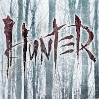 Na leśnym tle napis "Hunter".