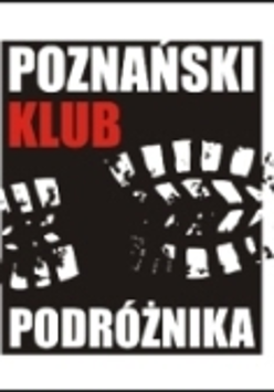 Biały prostokąt. Wewnątrz mniejszy czarny z napisem Poznański Klub Podróżnika. Na całości w poprzek odcisk buta.