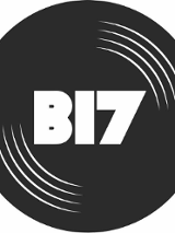 Na białym tle czarne koło imitujące płytę gramofonową. W jego środku biały napis "B 17".