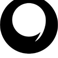 Na czarnym tle białe logo Galerii Piekary.