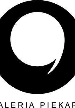 Na czarnym tle białe logo Galerii Piekary.