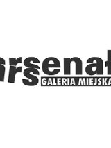 Na białym tlr logo z napisem "Galeria Miejska Arsenał".