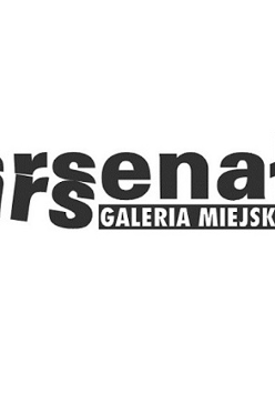 Na białym tlr logo z napisem "Galeria Miejska Arsenał".