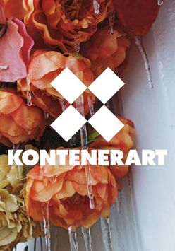 Białe logo Kontener Artu na tlr zwisających kolorowych kwiatów.