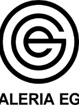 Trzy czarne okręgi - coraz większe - z jedną poprzeczną linią z prawej strony. Okręgi powycinane tworzą nazwę "ego". Poniżej napis "galeria ego".