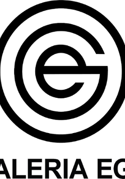 Trzy czarne okręgi - coraz większe - z jedną poprzeczną linią z prawej strony. Okręgi powycinane tworzą nazwę "ego". Poniżej napis "galeria ego".