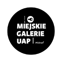 Na białym tle czarne koło z wpisaną nazwą "Galerie Miejskie UAP Poznań".