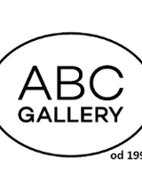 Na białym tle czarne logo. W elipsie napis "abc gallery". Poniżej "od 1992".