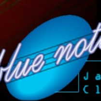Na niebieskim wydłużonym kole napis: blue note.