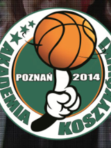 Piłka do kosza na palcu wskazującym w srodku koła. Dookoła napis: Akademia Koszykówki.