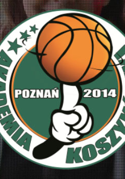 Piłka do kosza na palcu wskazującym w srodku koła. Dookoła napis: Akademia Koszykówki.