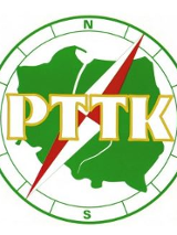 Logo PTTK- Zielony kształt Polski w kompasie.