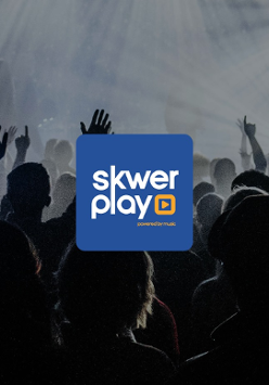 Na niebieskim tle napis "skwer play". W tle ludzie na koncercie.