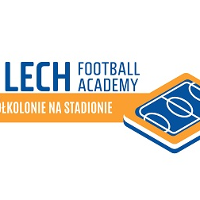 logo Lecha Poznań z podpisem informującym o półkoloniach