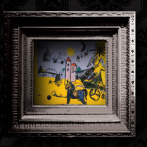 Na czarnym tle obraz w srebrnej ramie. Jest to jedna z prac Piotrowicza - zamiennie z logo galerii.