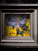 Na czarnym tle obraz w srebrnej ramie. Jest to jedna z prac Piotrowicza - zamiennie z logo galerii.