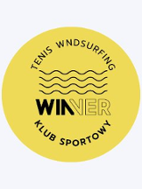 żółte koło z czterema czarnymi falami na środku i nazwą klubu