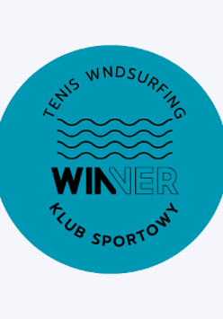 Niebieskie koło na białym tle, a w nim czarny zary fal i nazwa klubu