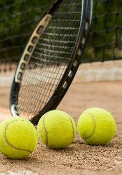 w białym kole kolorowy pięciokąt i nazwa