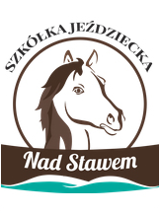 Logo szkółki jeździeckiej z grafiką przedstawiającą głowę konia i nazwą szkółki.