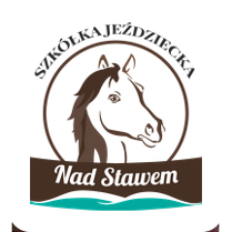 Logo szkółki jeździeckiej z grafiką przedstawiającą głowę konia i nazwą szkółki.