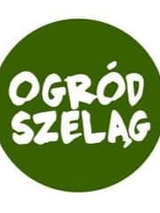 W kole na zielonym tle napis białymi literami "Ogród Szeląg".