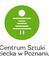 Logo w biało-zielonym kolerze: na białym tle koło w zielonym kolorze, a na nim rysunek dziecka stworzony z małego białego kółka i białych kresek. Pod zielonym kółkiem czarny napis Centrum Sztuki Dziecka w Poznaniu