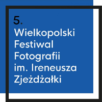 Na niebieskim tle napis "5. Wielkopolski Festiwal Fotografii im. Ireneusza Zjeżdżałki".