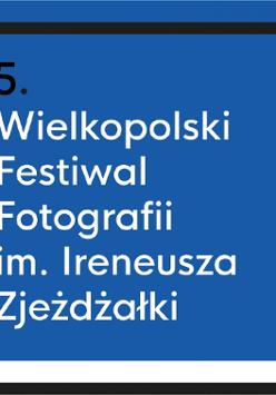 Na niebieskim tle napis "5. Wielkopolski Festiwal Fotografii im. Ireneusza Zjeżdżałki".