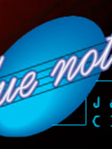 Błękitny napis Blue Note na ciemnym tle