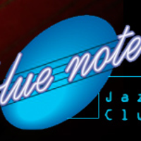 Błękitny napis Blue Note na ciemnym tle