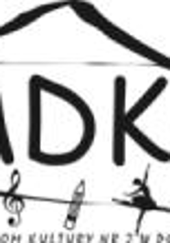 Logo składa się z figury imitującej domek, w której widnieją litery "MDK" a obok jest napis "NR 2". Domek oraz napisy są w kolorze czarnym, za to tło jest białe.