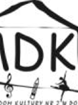 Logo składa się z figury imitującej domek, w której widnieją litery "MDK" a obok jest napis "NR 2". Domek oraz napisy są w kolorze czarnym, za to tło jest białe.