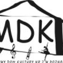 Logo składa się z figury imitującej domek, w której widnieją litery "MDK" a obok jest napis "NR 2". Domek oraz napisy są w kolorze czarnym, za to tło jest białe.