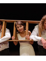 Czarno-białe logo Teatru - napis "Mój Teatr" na białym tle.