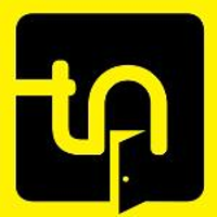 Czarno-żółte logo Teatru: połączone litery "t" i "n" i zarys otwartych drzwi.