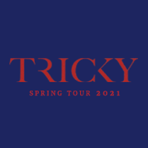 Na granatowym tle widzimy czerwoną nazwę trasy koncertowej.