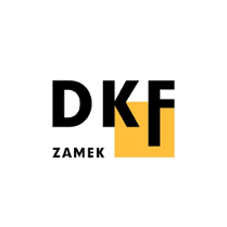 Grafika przedstawia logo DKF ZAMEK. Białe tło, a na nim czarne litery "DKF ZAMEK" oraz żółty kwadrat nachodzący na litery "K" i "F".