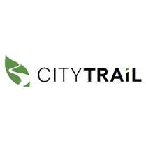 Logotyp biegu City Trail - napis City Trail, obok logotyp przedstawiający ścieżkę na zielonej nawierzchni