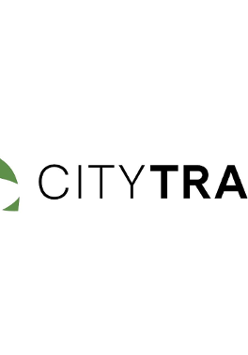 Logotyp biegu City Trail - napis City Trail, obok logotyp przedstawiający ścieżkę na zielonej nawierzchni
